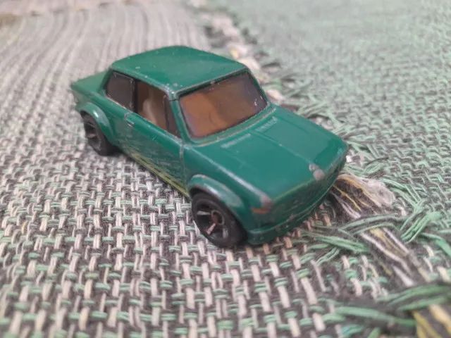 Carrinho Hot Wheels BMW 2002 na cor verde