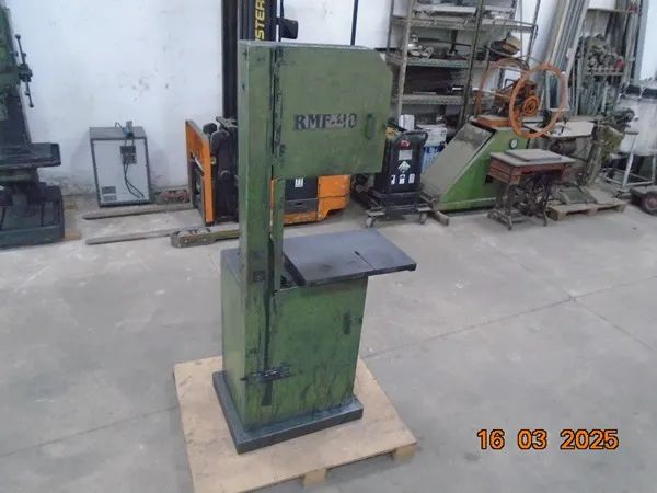 Serra de fita vertical industrial