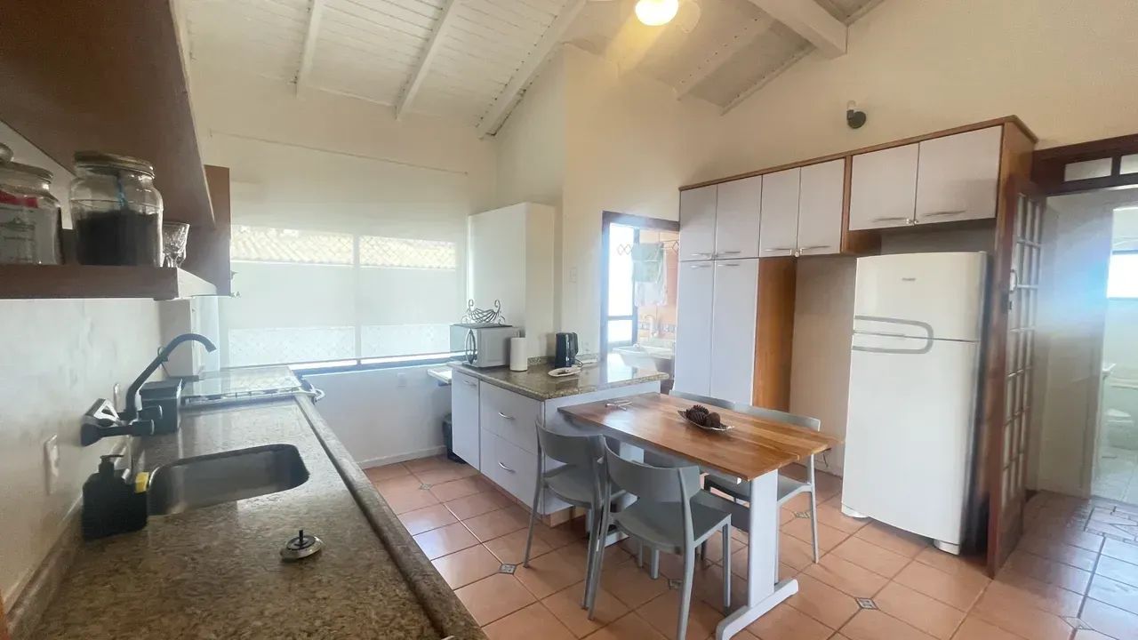 Apartamento para alugar anual 2 quartos todo mobiliado em Jurerê