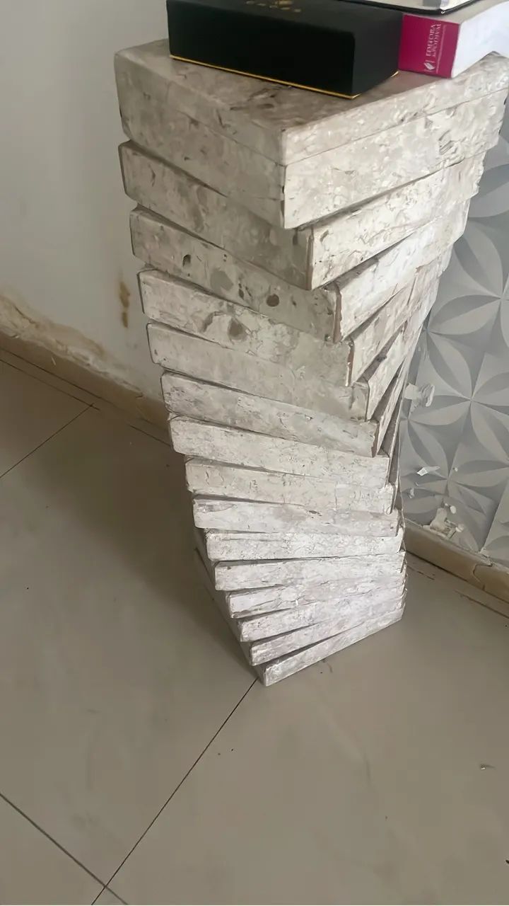 Linda mesa de vidro e pés de mármore 