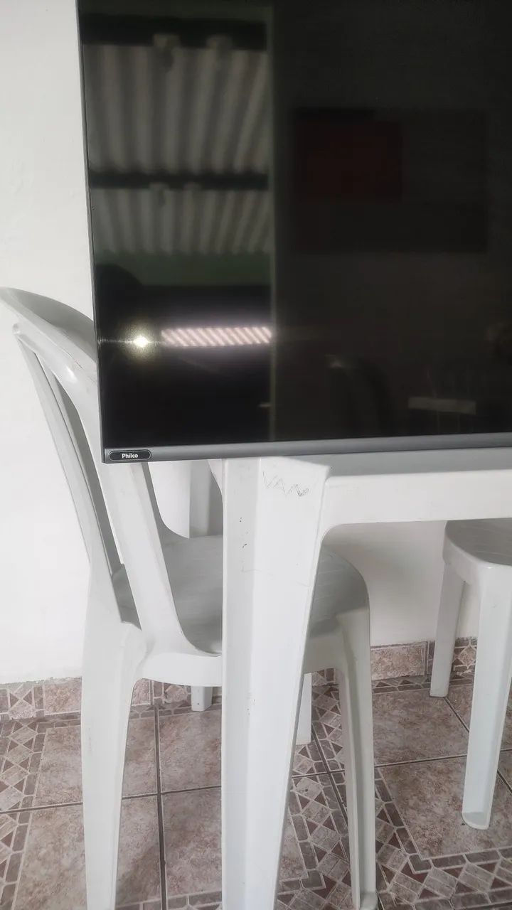 vendo ou troco por celular tv smart 50 polegadas 4k pouco tempo de uo listras na tela 