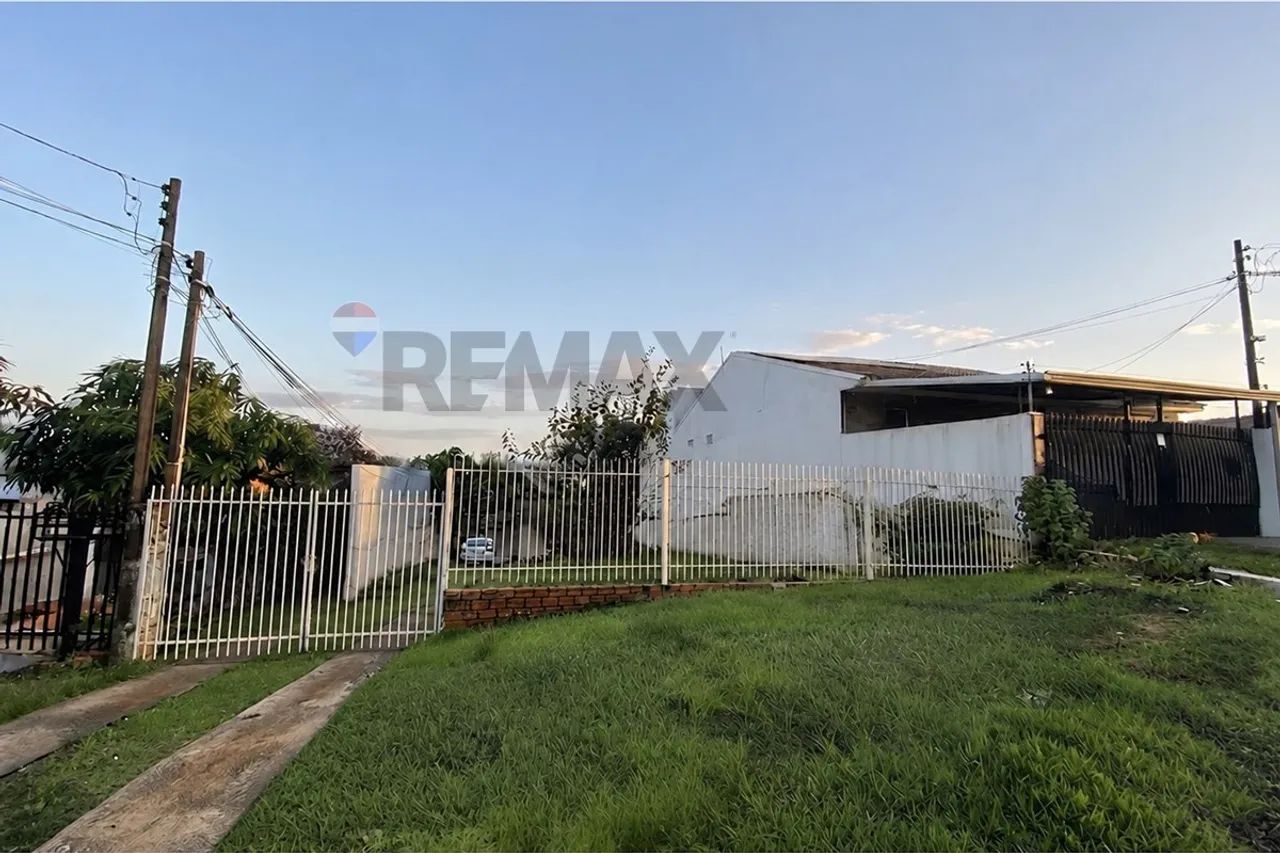 Terreno com casa à venda no Neva