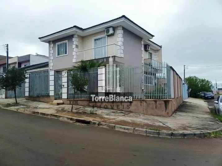 Sobrado com 4 dormitórios e piscina em Uvaranas