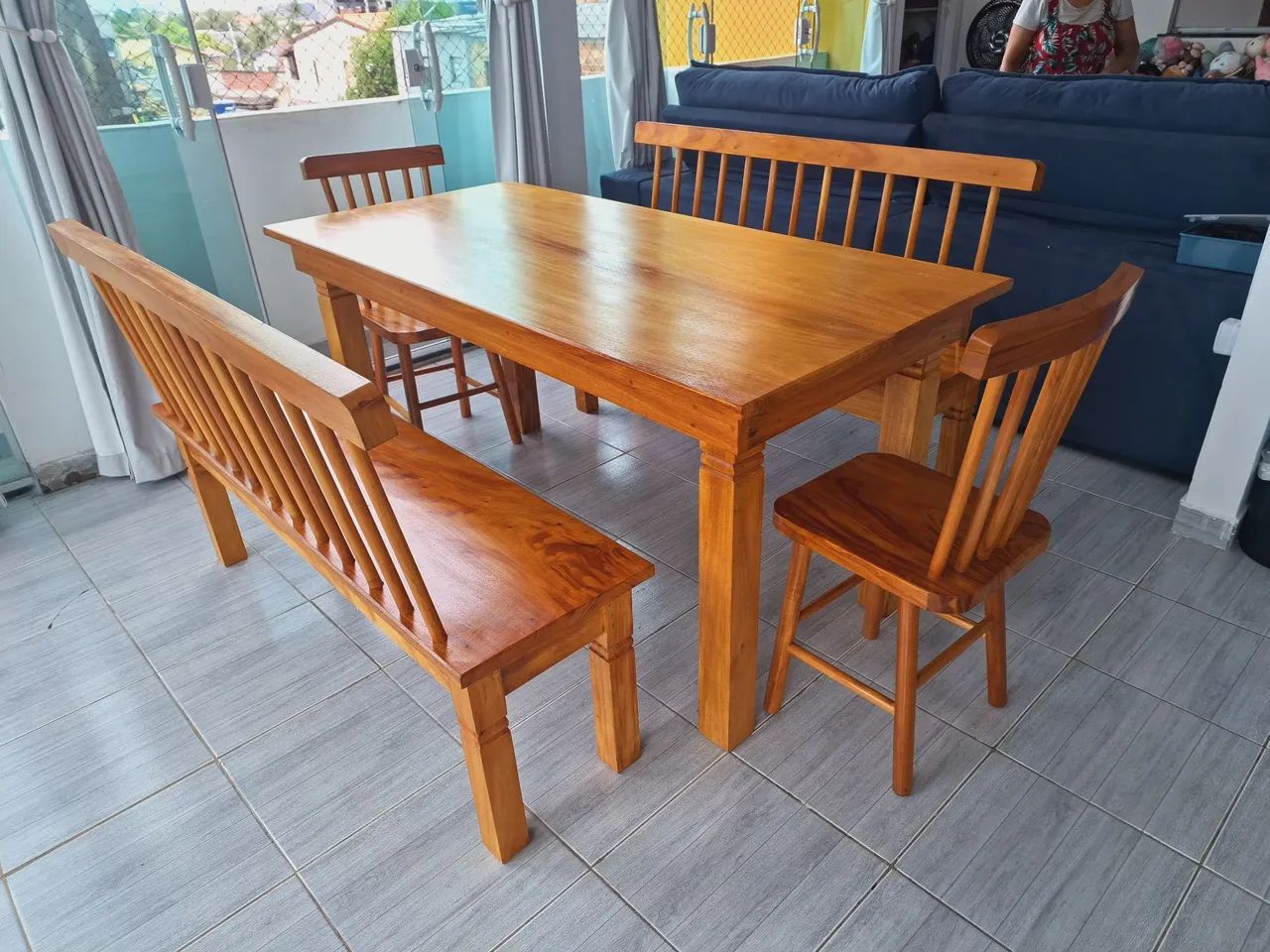 Mesa retangular com 8 cadeiras feitas com madeira de lei - Foto 3