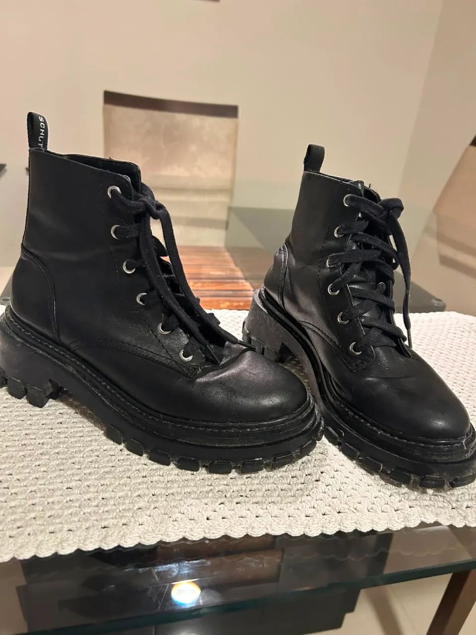 Bota coturno cano curto couro Schütz 