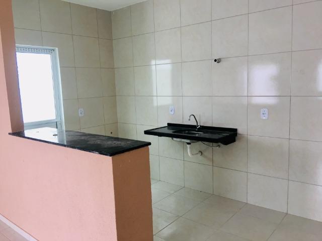 Ent. facilitada linda casa com doc. grátis 2 quartos e 2 suites so casas novas - Foto 6
