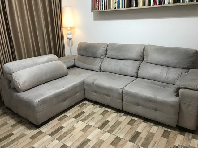 Sofá retrátil e reclinável com chaise e porta copo