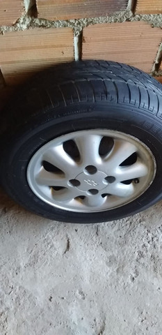 Vendo ou Troco Jogo de Roda Aro 13 com 4 Pneus Semi-novos - Foto 3