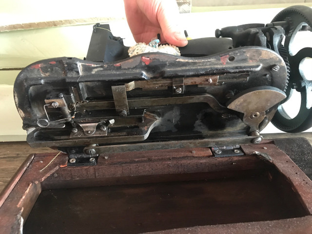 Máquina de costura antiga - Foto 3