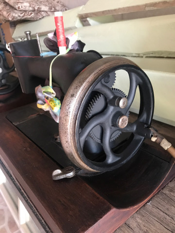 Máquina de costura antiga - Foto 4