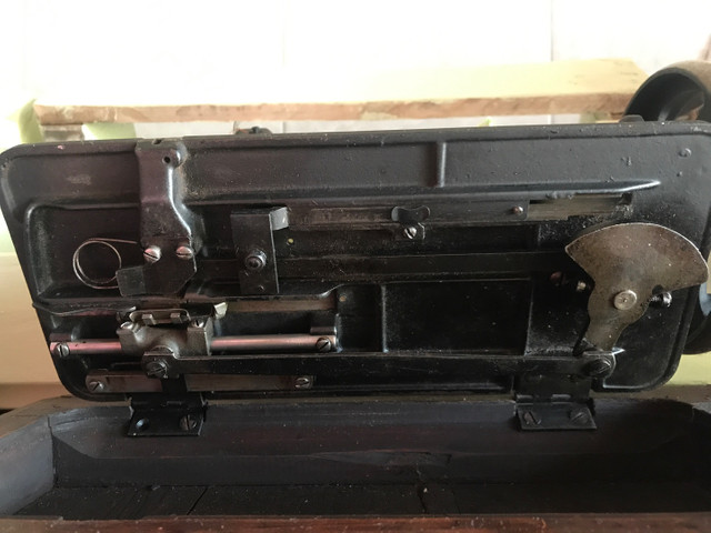 Máquina de costura antiga - Foto 2