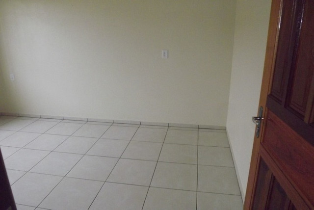 Apto 2 quartos, banheiro, sala, cozinha, lavanderia e garagem coberta - Foto 2