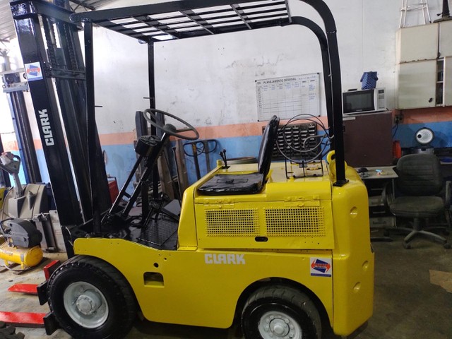 Empilhadeira Clark 2t motor Opala Revisada 