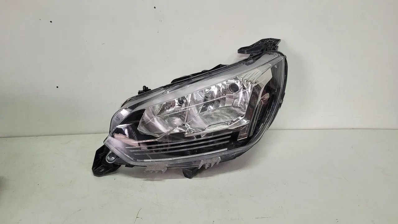 Farol peugeot 208 23/24