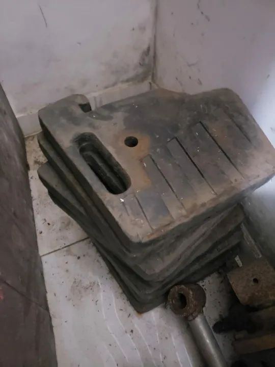 VENDO/TROCO 6 PESOS FRONTAIS DE MASSEY FERGUSON ORIGINAIS,CADA UM 550,00..