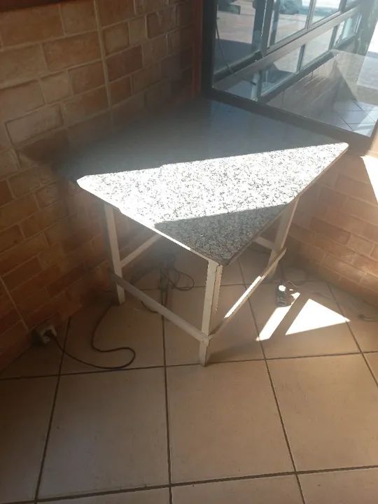 Mesa retangular de mármore 