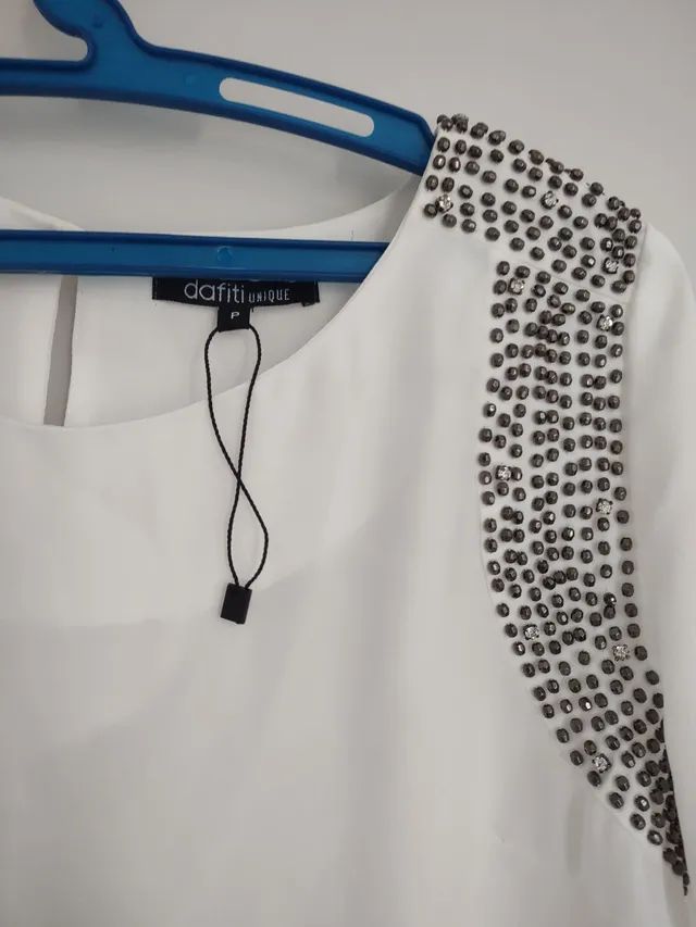 blusa com bordado em pedrarias 