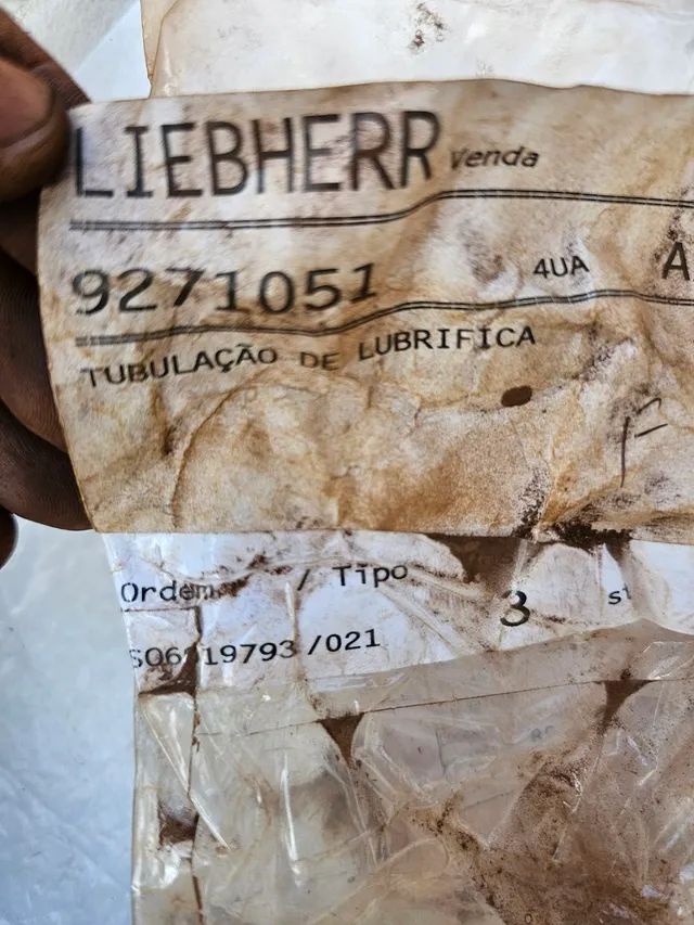 Carregadeira L580 liebherr tubo lubrificação motor novo original 9271051 - Foto 3