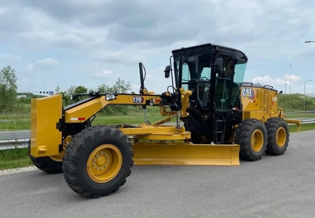 Motoniveladora Caterpillar 120 ano 2024 com zero hora, sem uso, em MG