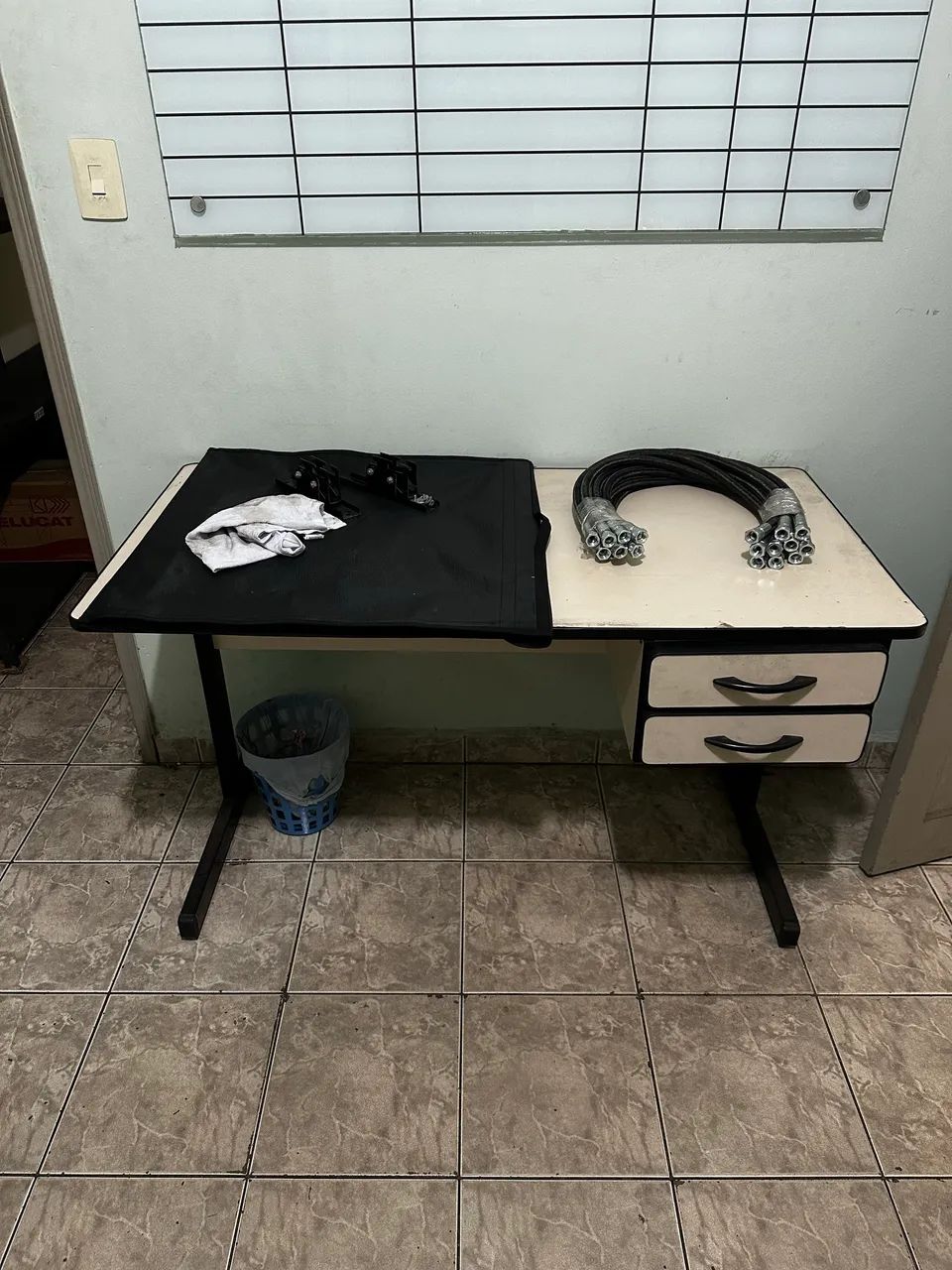5 Mesas para escritório com 1 armário  - Foto 3