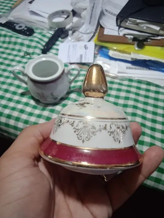 Açucareiro com tampa abaptada em porcelana real com fios dourados linda e rara - Foto 4