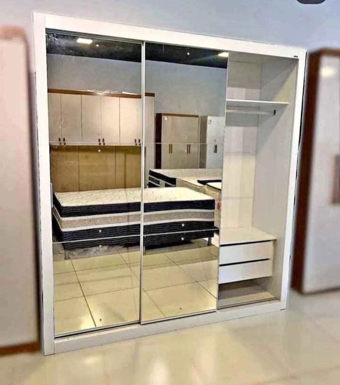 Guarda-Roupa Moderno com Espelho e Design Amadeirado - Foto 4
