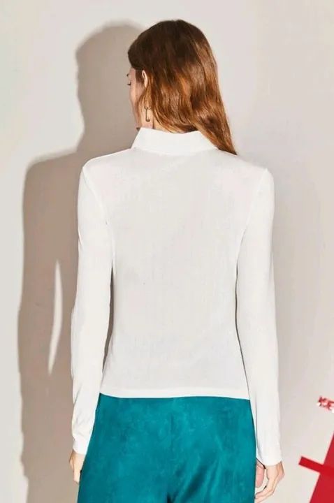 Blusa  branca/creme com decote ousado - Foto 2