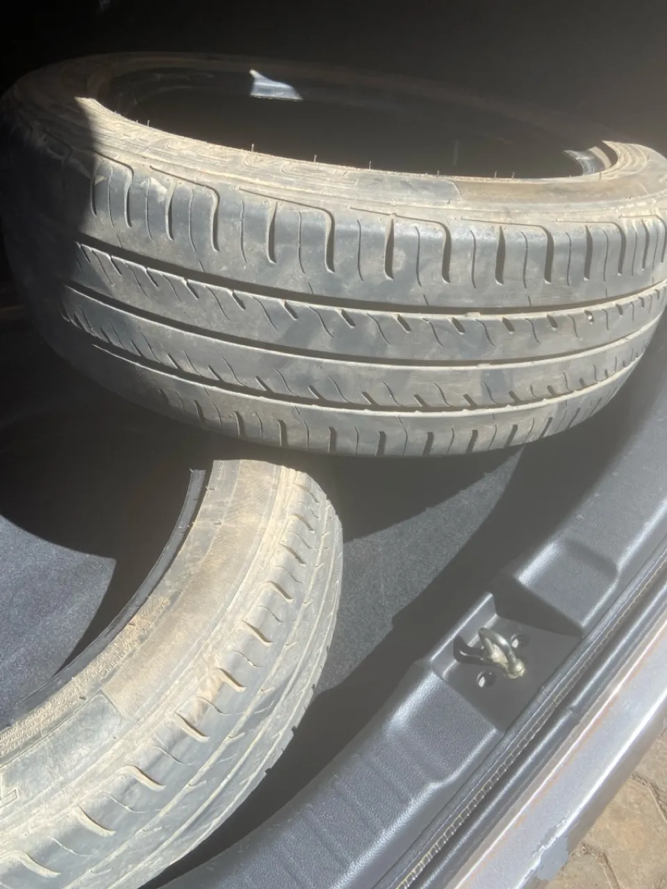 VENDE-SE: 2 Pneus Seminovos 185/55 R16 - Excelente Estado