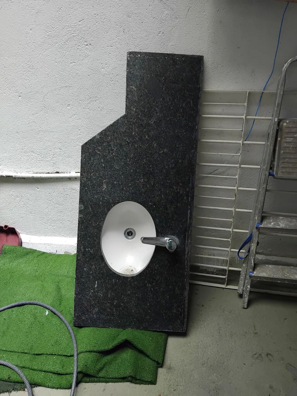 Vendo pia de mármore medindo 1.20 por 0.50 com Cuba e torneira  - Foto 4