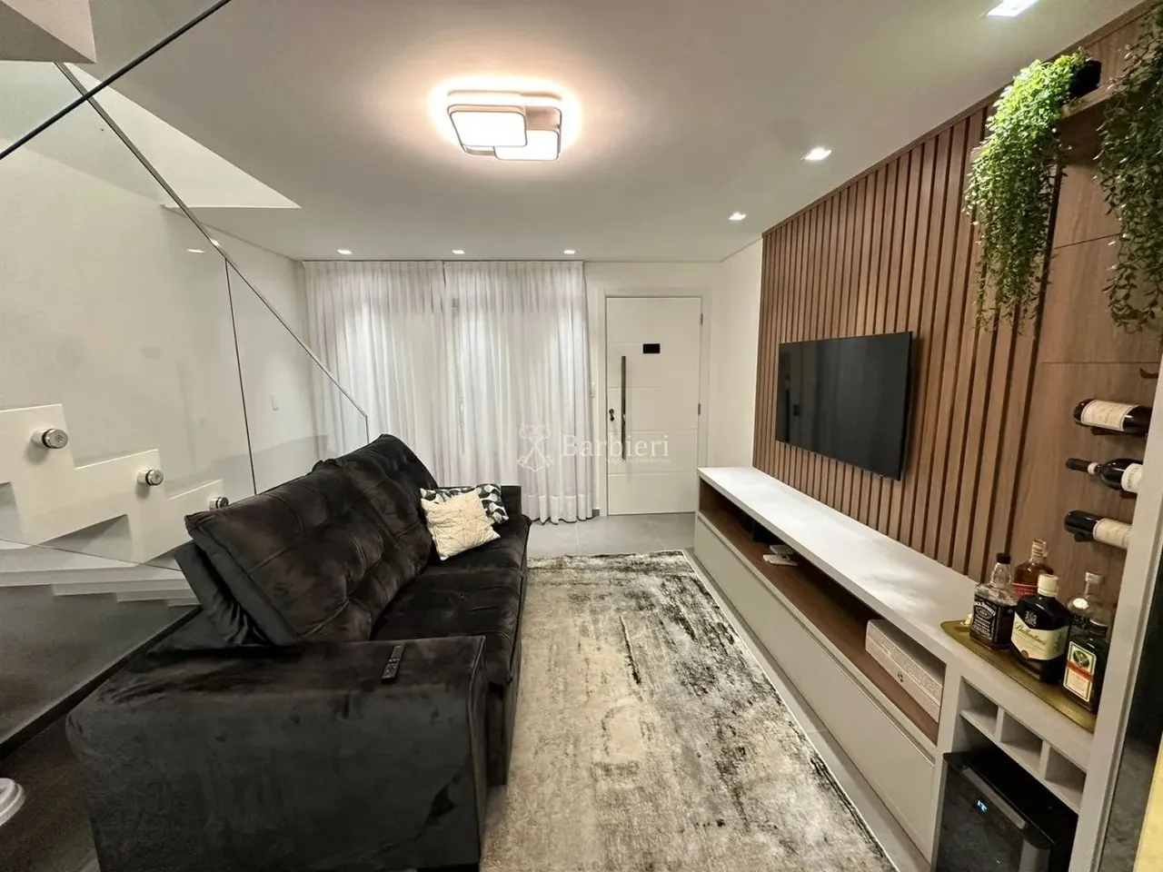 Sobrado semi mobiliado com 3 quartos sendo 1 suíte no bairro Água Verde em Blumenau/SC.