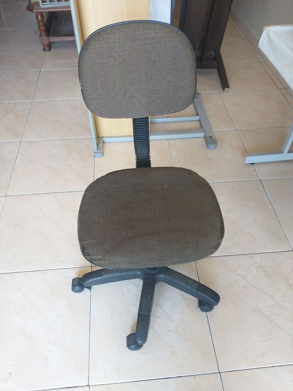 CADEIRA TIPO SECRETARIA.