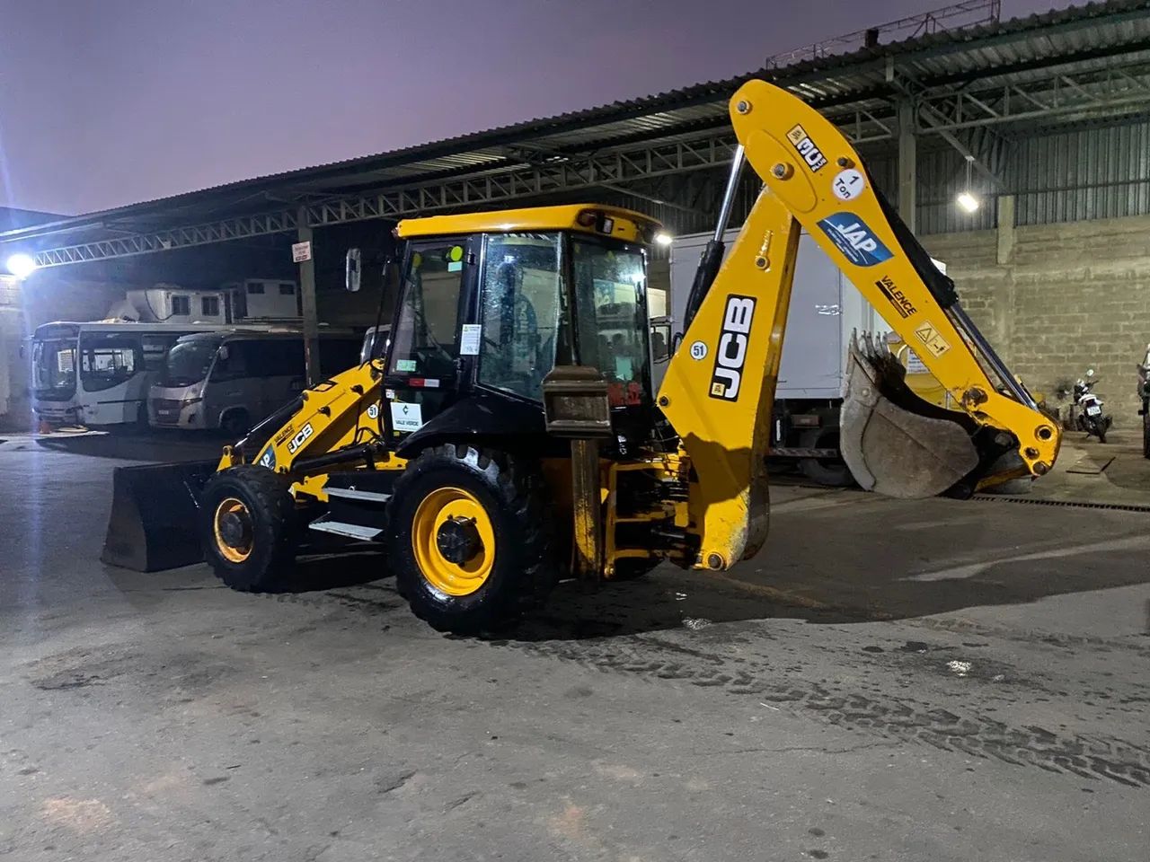 Retro Escavadeira JCB 3c 2013 4x4 traçada cabinada  - Foto 2