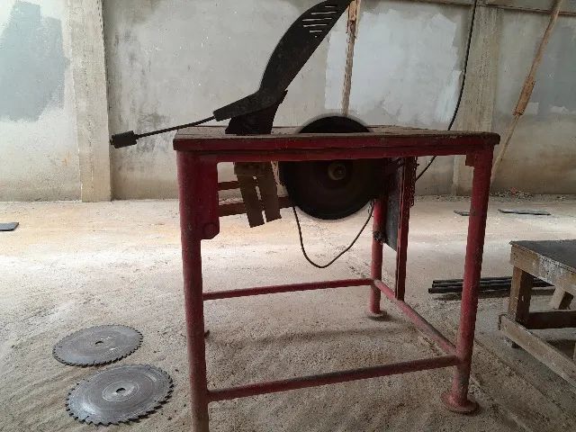 Serra circular com bancada de aço