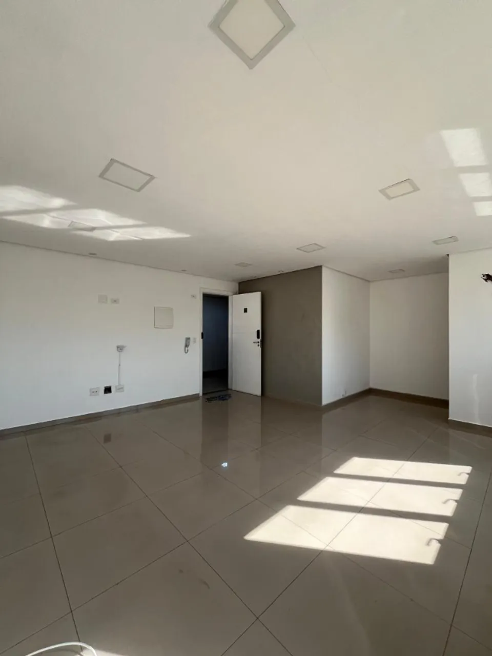 Aluga-se sala comercial em Guarujá/SP