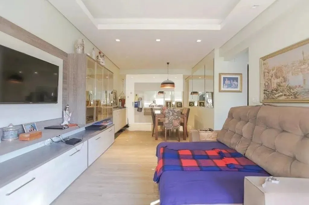 Vende-se apartamento amplo, 2 dormitórios sendo 1 suíte com closet, living amplo em 2 ambi