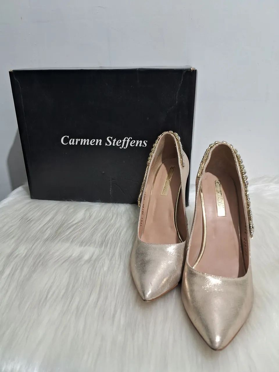 Scarpin dourado Carmen Steffens  - Foto 2