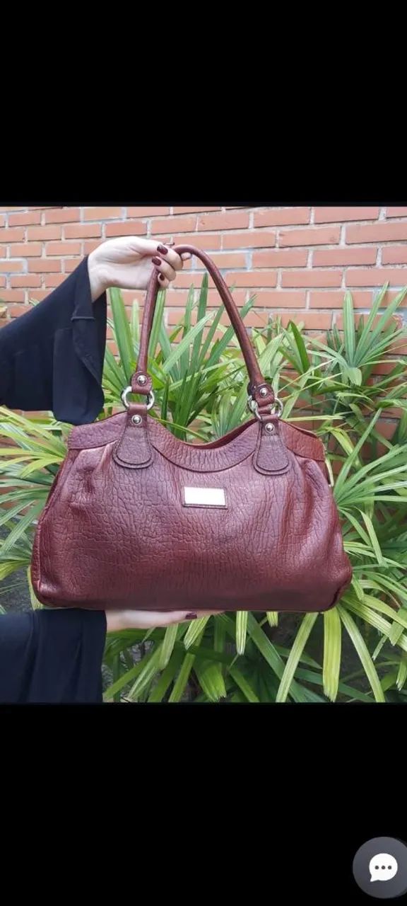 Bolsa de couro vinho com detalhes em meta. Marca: LACI BARUFFIl