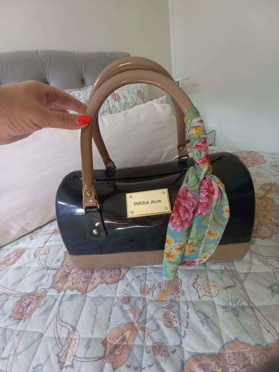 Bolsa Petite Jolie Preta com Detalhes em Bege