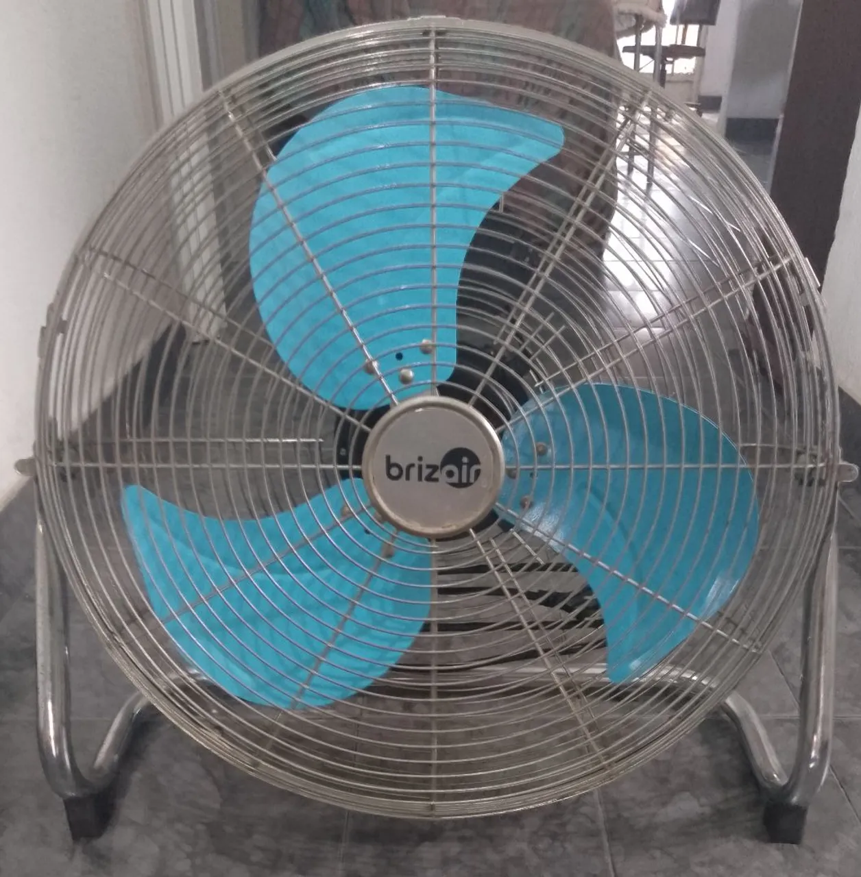 Ventilador em aço da marca Brizair com 3 pás em aço, 45CM, 140W de potência, 110V.