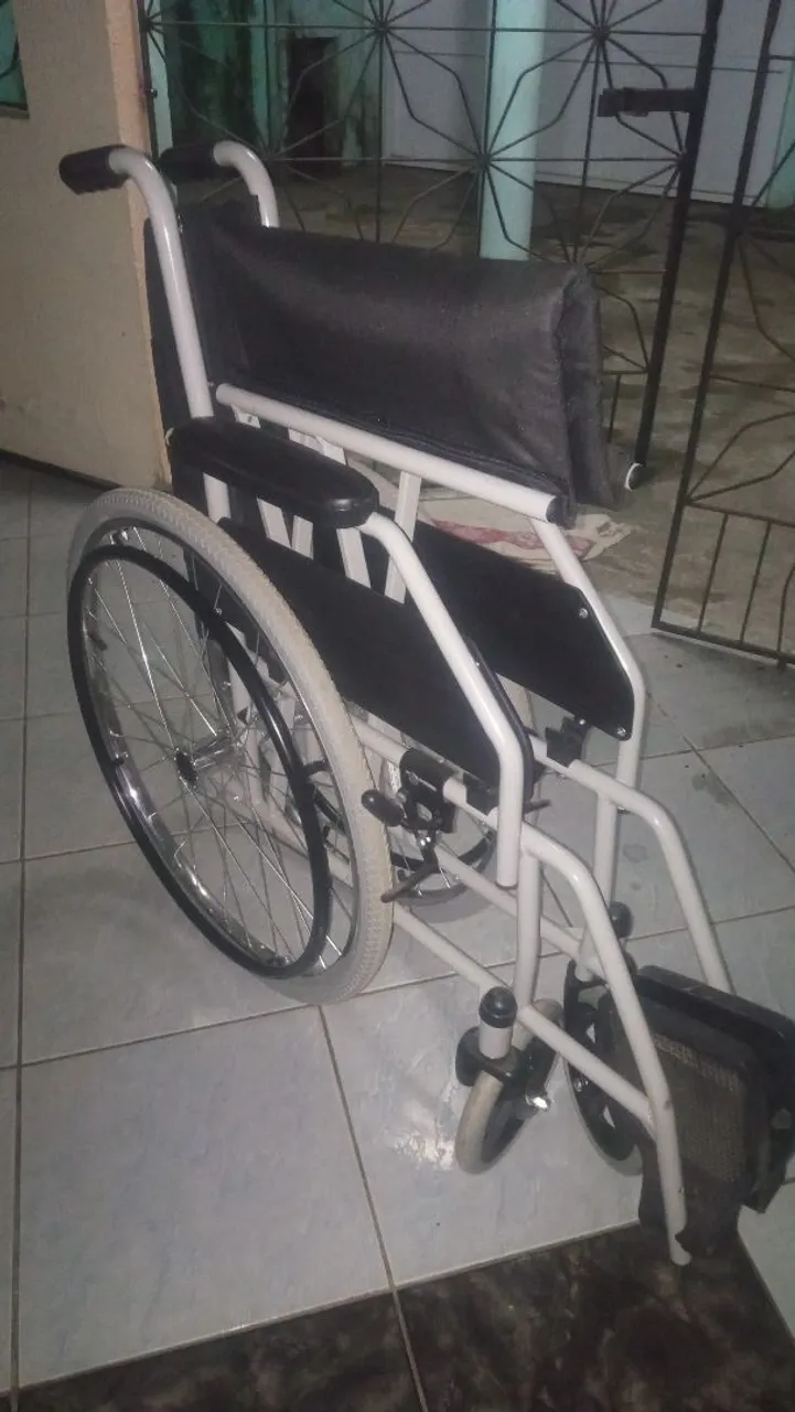 Cadeira de rodas usada apenas pra sair do hospital, apenas uma vez