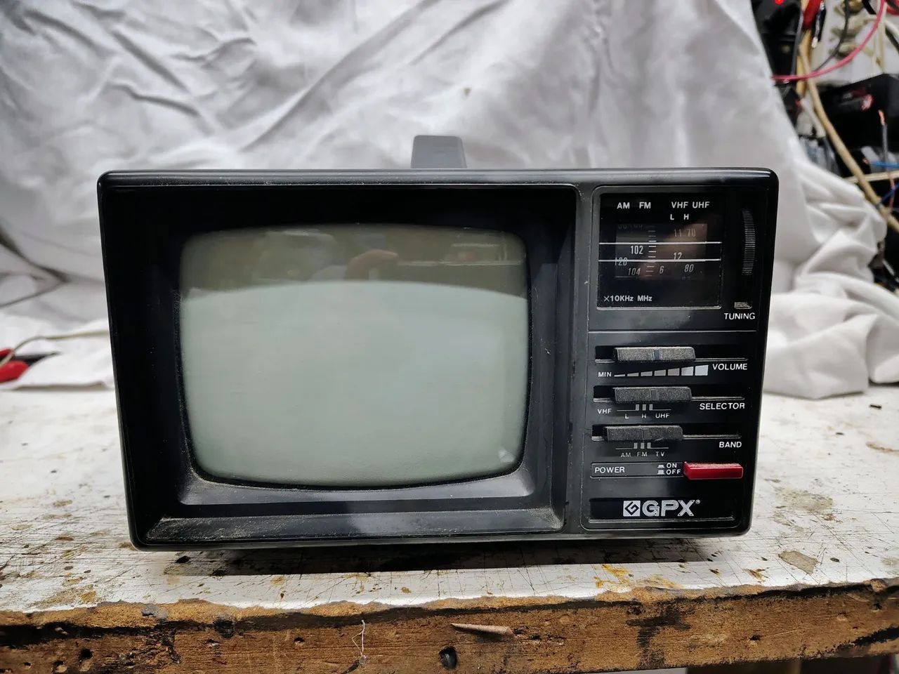 Tv portátil preto e branco 