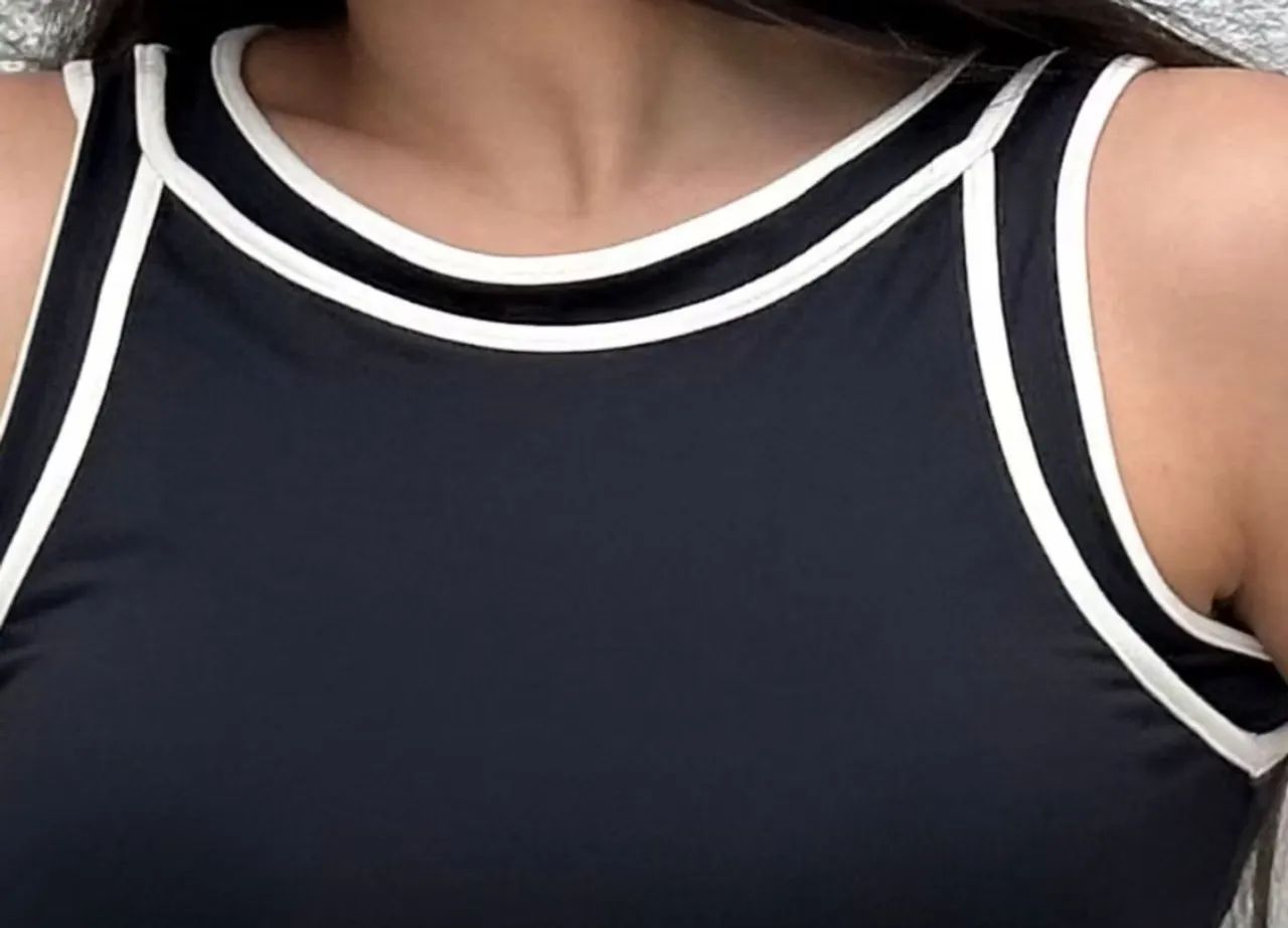 regata feminina bicolor estilo gola redonda  - Foto 3