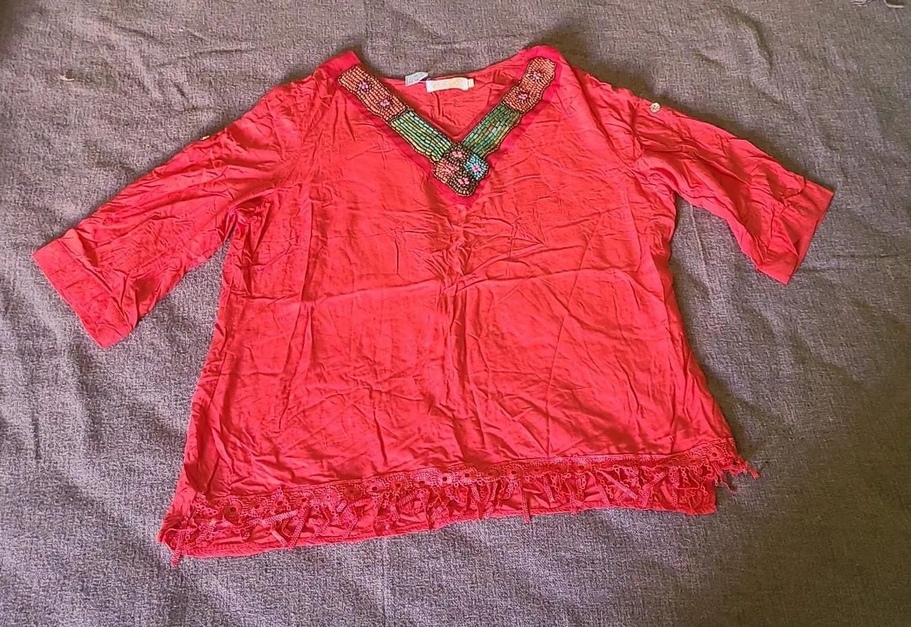 Blusa de Praia Vermelha com Detalhes