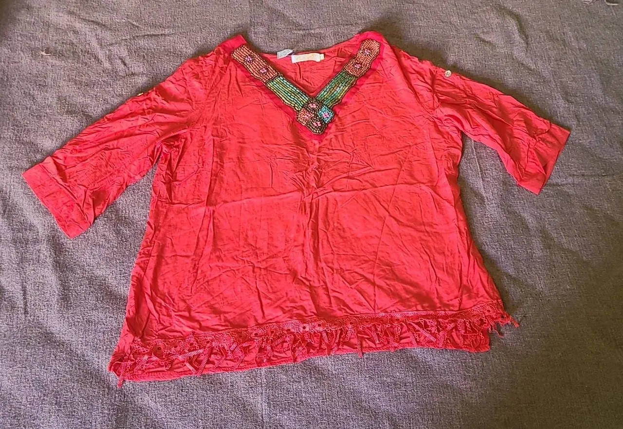 Blusa de Praia Vermelha com Detalhes