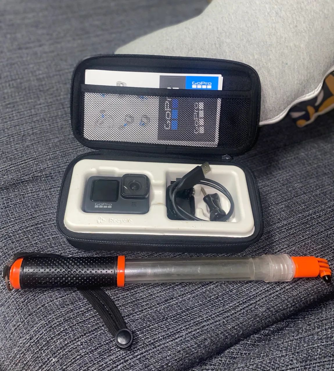 GoPro Hero 9 Black. Com bastão flutuante e cartão de memória 