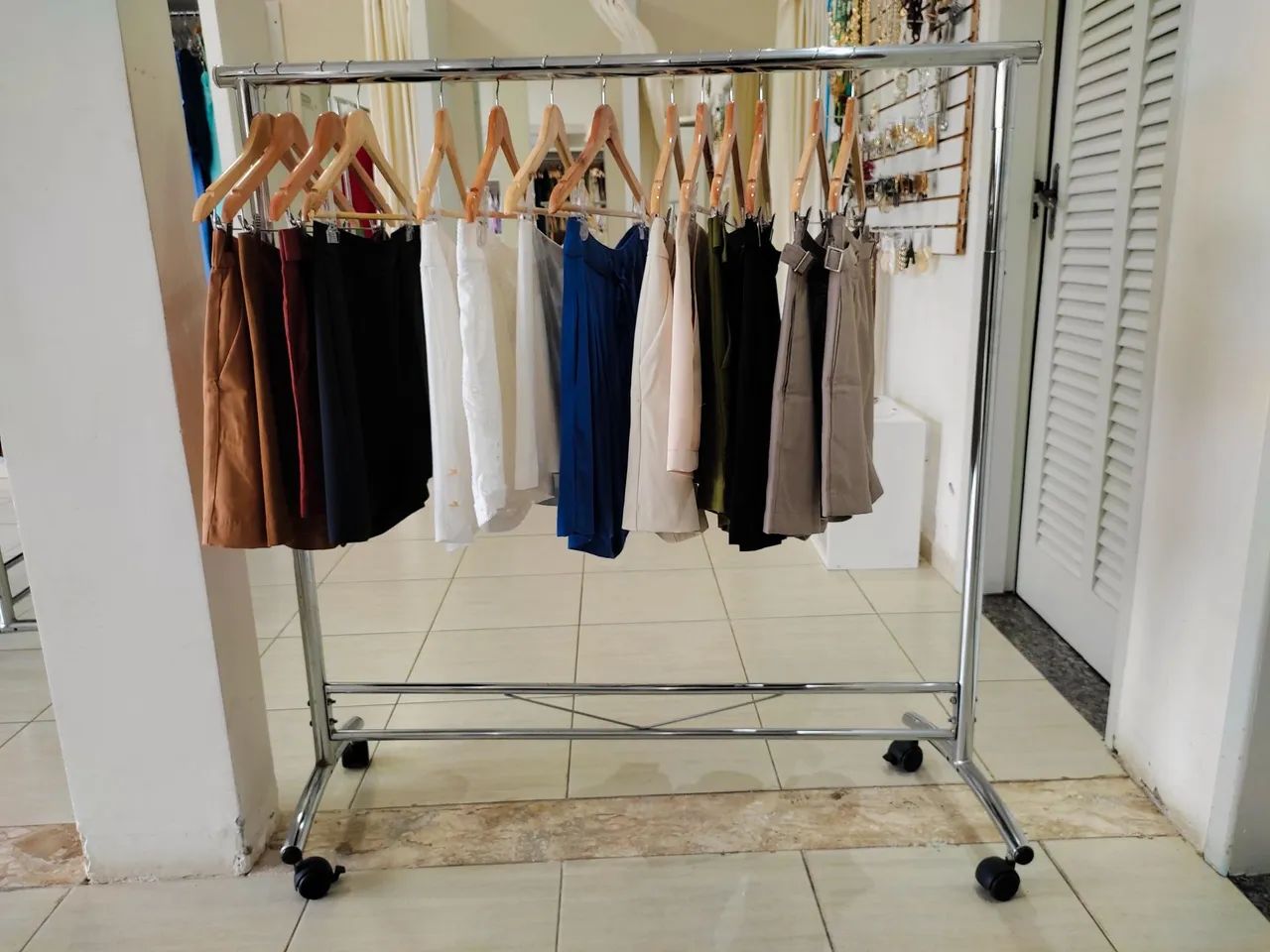 Cabideiro Expositor de Roupas com Rodas