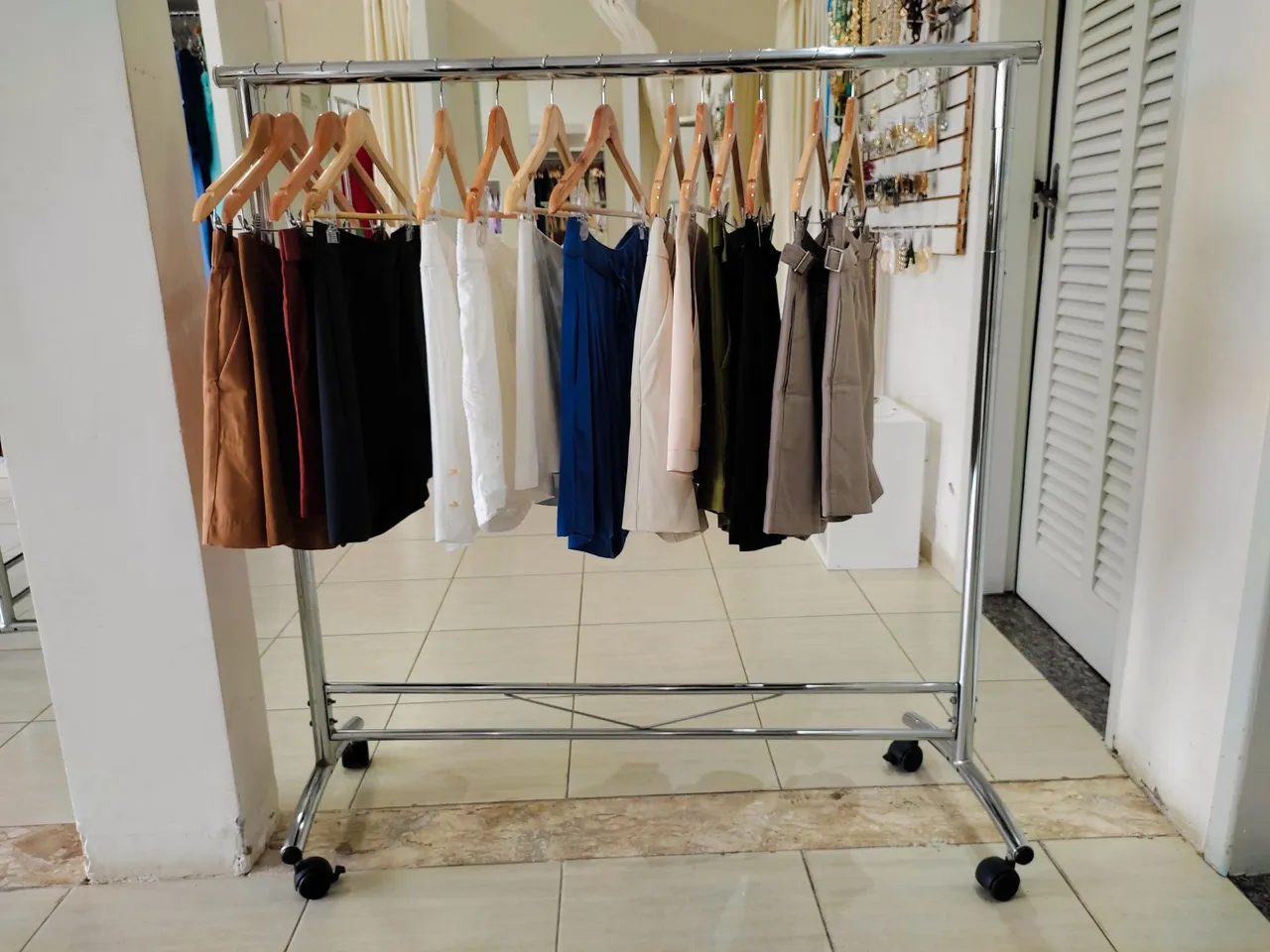 Cabideiro Expositor de Roupas com Rodas