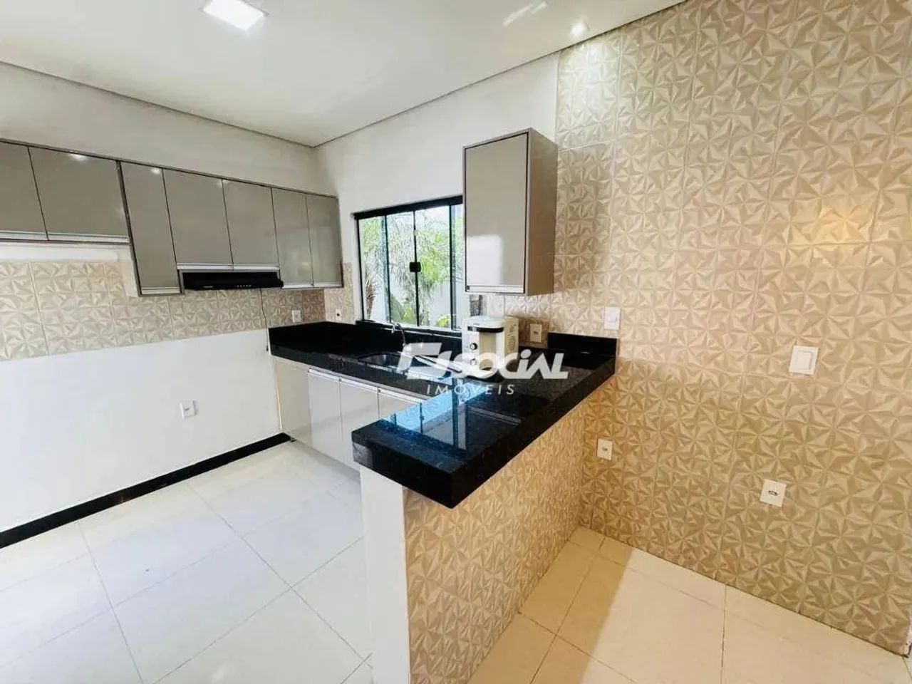 Ótima casa para locação com excelente estrutura e amplo espaço externo, localizada no Lote - Foto 2