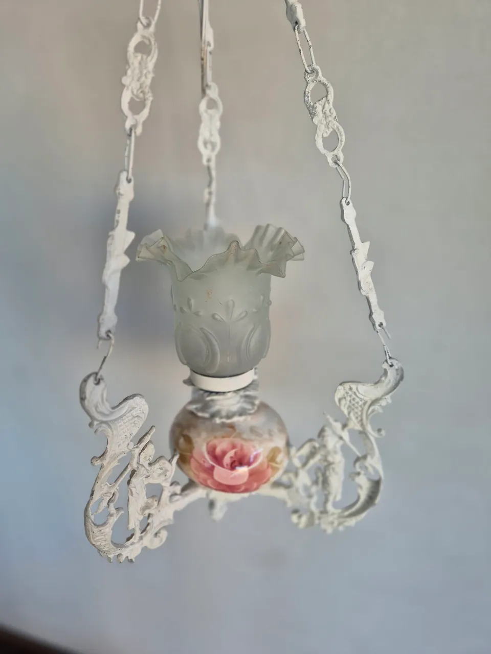 Lustre vintage branco metal fundido e porcelana
