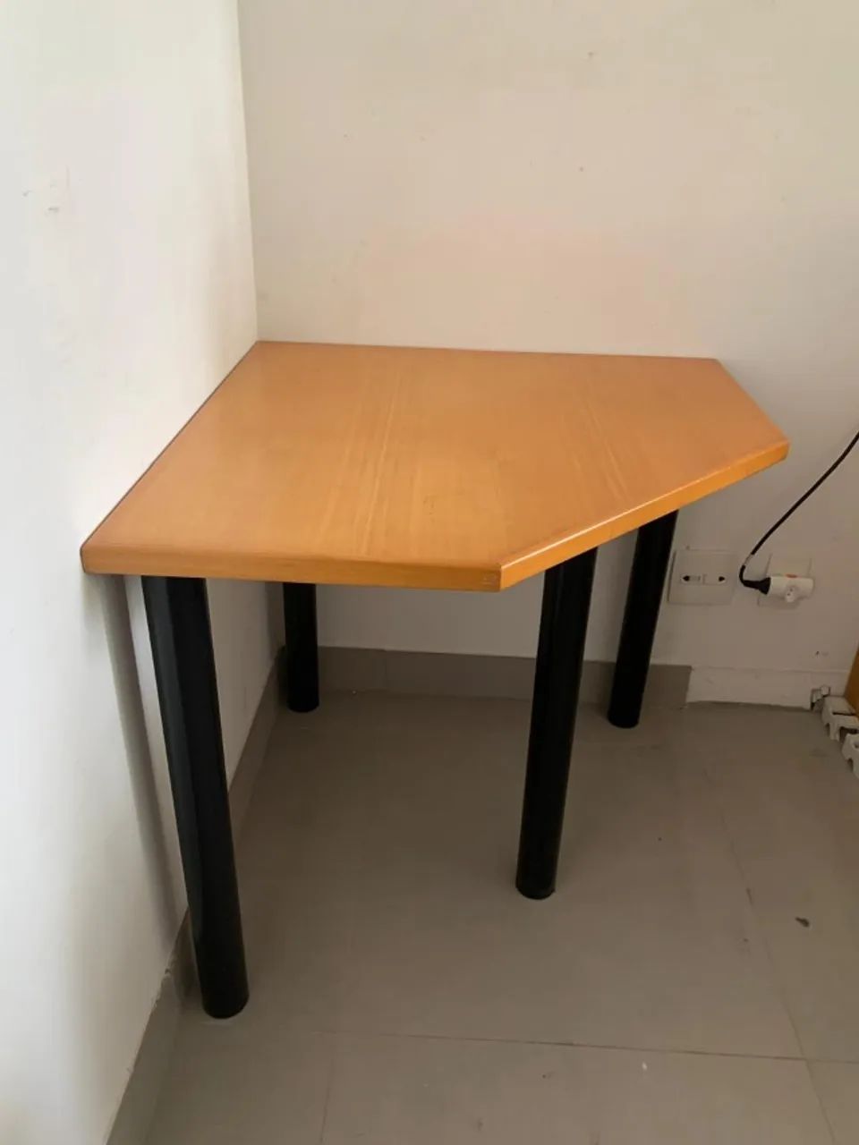 MESA TAMPO AGLOMERADO E PÉS DE AÇO - Foto 2